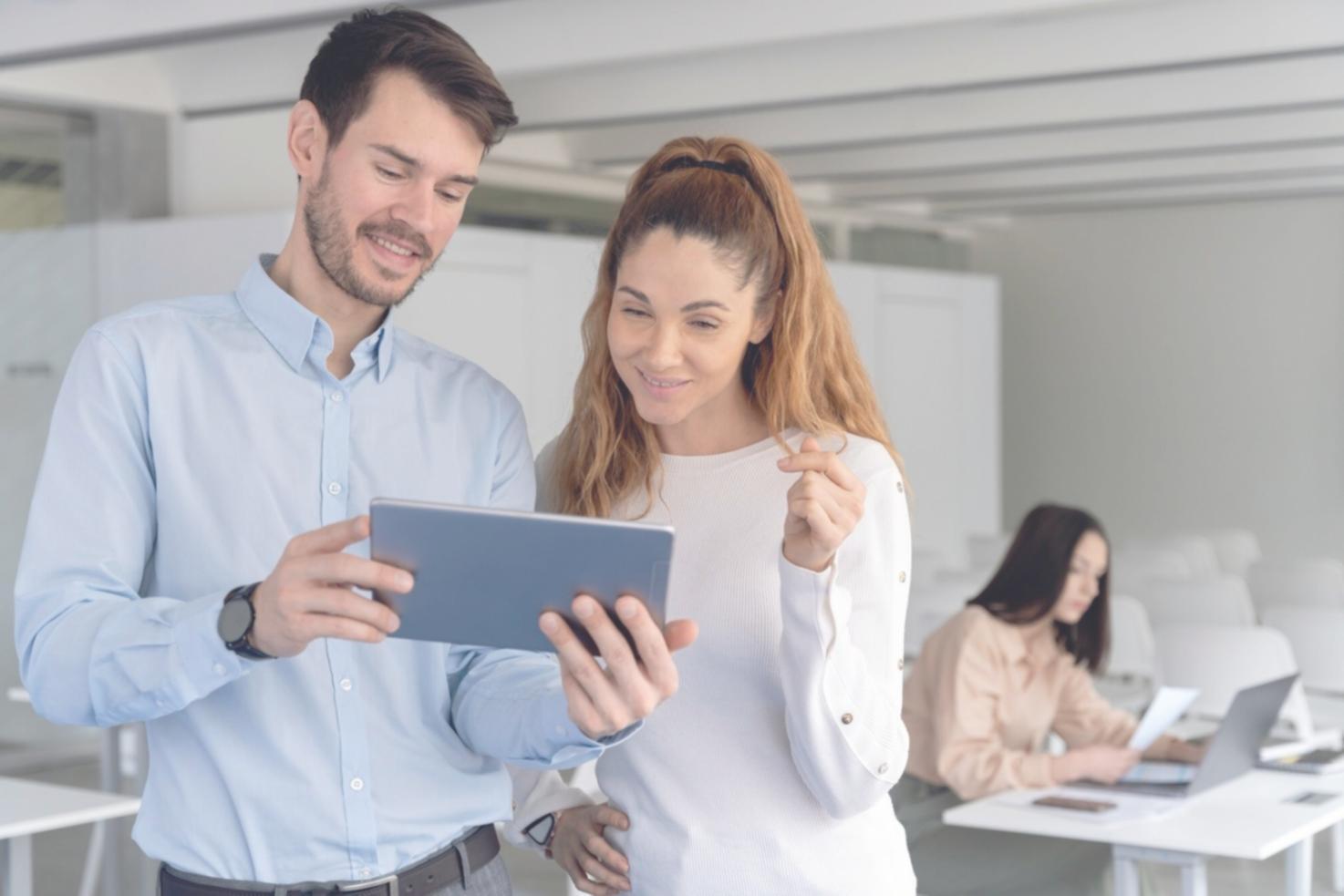 Consulente assicurativo che lavora con documenti e computer per analizzare le migliori opzioni assicurative per i clienti